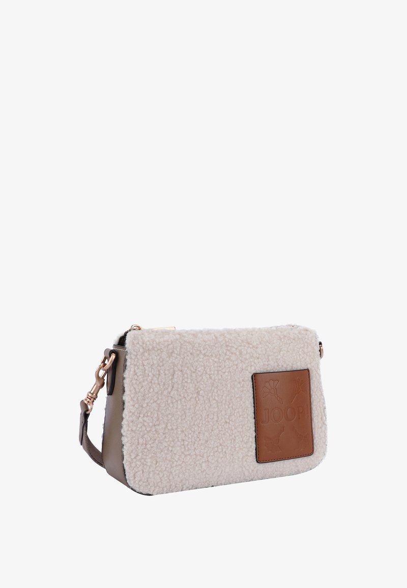Borsa in pile beige con un accento in pelle marrone liscia. Presenta una chiusura con cerniera e una tracolla removibile per un trasporto versatile.