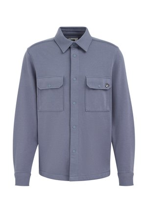 Gaiši zils krekls ar gariem piedurknēm, pogu aizdari, divām krūšu kabatām un apaļu apkakli. Gluda auduma ar smalku elastību.