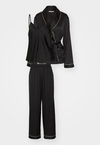 Svart satin pysjamas set som innehåller en långärmad omslagstopp med knytmidja, en camisole med tunna remmar och löst sittande byxor med manschetter.