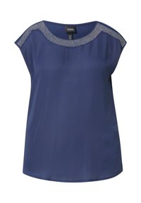 Marineblå bluse med en glat tekstur, rund halsudskæring og korte ærmer i kappe-stil. Har et dekorativt mønster af små rhinsten langs halsudskæringen.