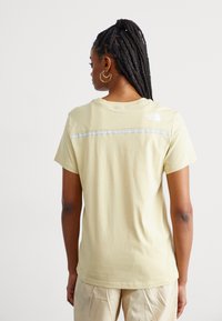 The North Face ZUMU TEE - T-shirts med print - gravel