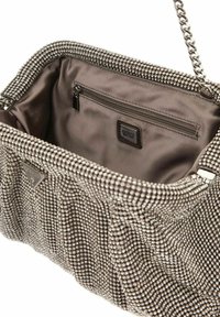 Sac à main en perles grises avec un design froncé, une chaîne, et un intérieur en satin comprenant une poche zippée et une étiquette de marque.