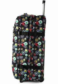 Valigia nera con ruote decorata con i loghi delle squadre NBA tra cui Lakers, Celtics, Bulls, Nets e The Bay, dotata di cinghie laterali e manico estensibile.