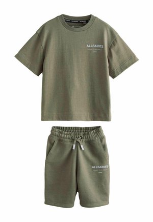 Set olijfgroene katoenen T-shirt en korte broek met elastische tailleband en tekst "ALLSAINTS" gedrukt op de borst en linkerbeen.