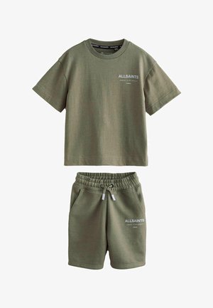 Set olijfgroene katoenen T-shirt en korte broek met elastische tailleband en tekst "ALLSAINTS" gedrukt op de borst en linkerbeen.