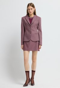 Mauve tweed blazer og nederdel sæt med en struktureret hørstræk mønster, der har to knapper, notched krave og matchende gennemsigtige ankelstrømper.