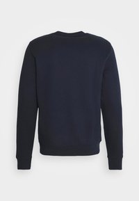 Sudadera azul marino, material de algodón, cuello redondo, mangas largas, puños y dobladillo acanalados, textura suave, sin logotipos ni patrones visibles.