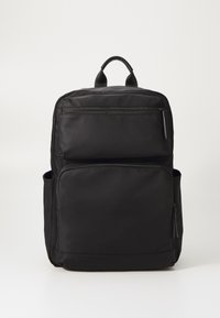Černý batoh vyrobený z hladké tkaniny, který má horní držadlo, dvě přední kapsy na zip a boční kapsu pro další úložný prostor.