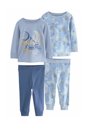 Twee sets kinderpajama's in lichtblauw met maan- en sterrenpatronen. Eén top heeft de tekst "Ramadan" in goud, met bijpassende blauwe broek.