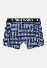 Marineblå boxere med et geometrisk hvitt mønster, med svart livband med "BJÖRN BORG" logo. Mykt stoff, middels lengde design.