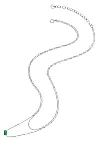 Sölja kedja med en smaragdformad grön ädelstenspendant. Kedjan har en delikat, strukturerad design med justerbar längd.
