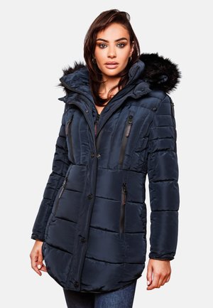 Marineblå puffjakke med en aftagelig faux fur hætte, lynlåslommer og knaplukning, der har en quilted tekstur og lange ærmer.