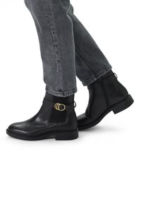 Manfield MIT SCHNALLE - Stivaletti con plateau - schwarz