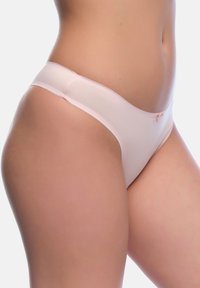 Helle pinke String mit glatter Textur, weichem Bund und zartem Besatz. Hat ein kleines Schleifendetail in der Mitte vorne.