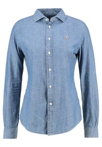 Camisa de botones de manga larga de color azul claro con cuello y pequeño logo bordado en el lado izquierdo del pecho.