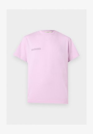 Lilla kortermet bomulls-T-skjorte med liten svart tekst trykt på venstre bryst og rund hals.