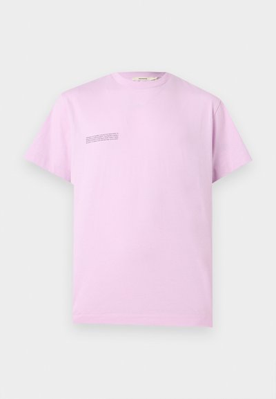 Λιλά βαμβακερό κοντομάνικο μπλουζάκι με μικρό μαύρο κείμενο τυπωμένο στην αριστερή πλευρά του στήθους και στρογγυλή λαιμόκοψη.