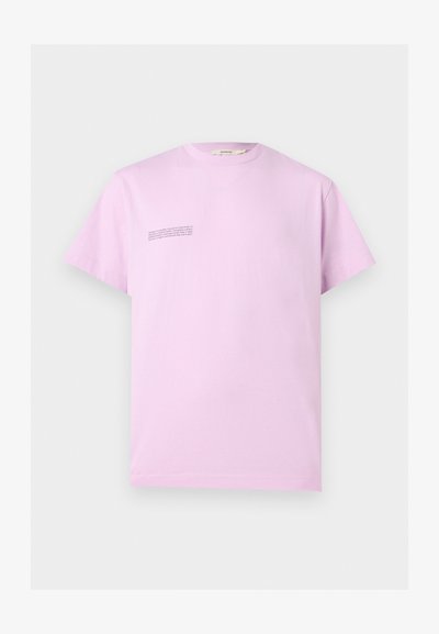 Λιλά βαμβακερό κοντομάνικο μπλουζάκι με μικρό μαύρο κείμενο τυπωμένο στην αριστερή πλευρά του στήθους και στρογγυλή λαιμόκοψη.