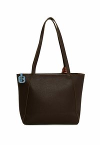 Geantă de tote din piele maro cu textură granuloasă, având două curele de umăr, o etichetă albastră și accente de cusătură deasupra.