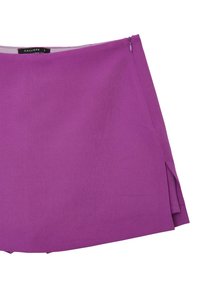 Gonna mini in poliestere viola con taglio dritto, chiusura con zip e sottile spacco laterale. Tessuto liscio senza motivi o dettagli.