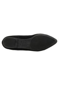 Czarne zamszowe płaskie buty z ostrym noskiem. Guma podeszwy ma teksturowane rowki zapewniające przyczepność oraz ozdobę z logo blisko pięty.