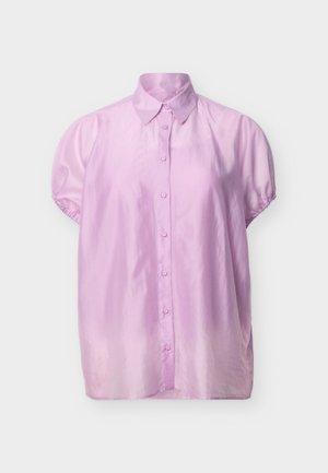 Ανοιχτό μωβ γυναικεία μπλούζα με κοντά μανίκια, γιακά, κούμπωμα με κουμπιά μπροστά και ελαστικές ρετάλες στα μανίκια, σε απλό φόντο.