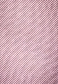 Texturerad tyg i ljusrosa med diagonala ränder, som har en subtil lyster och en slät, vävd yta.