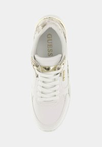 Sneaker bianco con accenti dorati, pannelli laterali testurizzati e design con lacci. Presenta un logo metallico e materiale in pelle liscia.