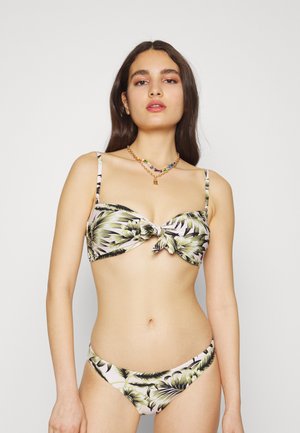 Conjunto de biquíni com uma base rosa clara, apresentando um padrão de folhas tropicais em verde e preto. O topo possui um detalhe de nó no centro.