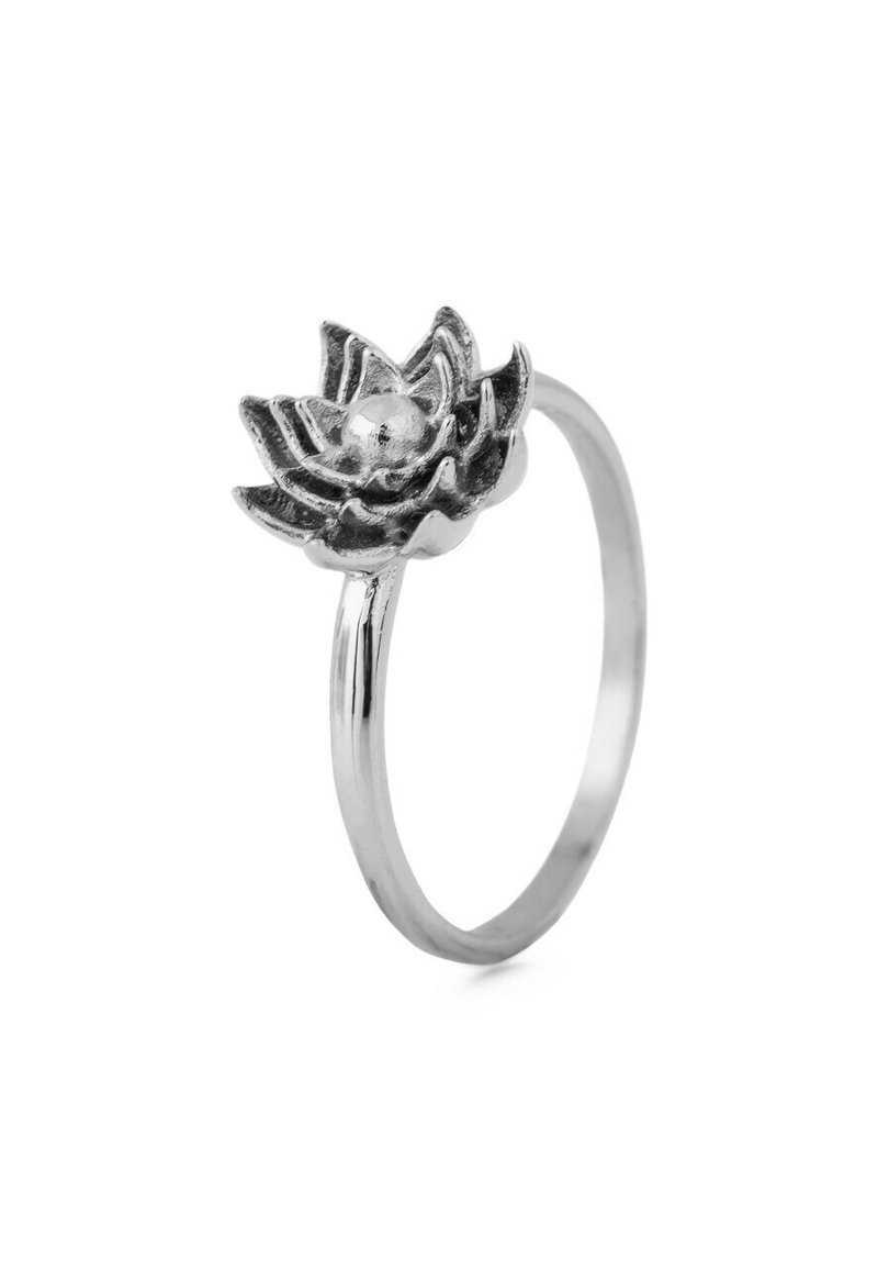 Inel argintiu cu un design detaliat al unei flori de lotus pe partea de sus, având un brățară netedă și un finisaj lustruit.