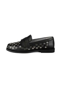 Mocassins en cuir noir avec des œillets ronds en argent et une bande texturée. Semelle en caoutchouc plate avec un design minimaliste et sans talon.