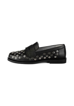Mocassini in pelle nera con occhielli circolari in argento e una fascia texturizzata. Suola piatta in gomma con un design minimalista e senza tacco.