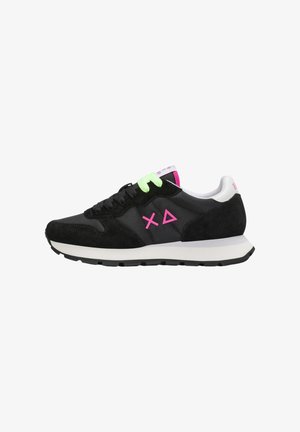 Zwarte lage sneaker met witte zool, neon groene en zwarte veters, roze geometrisch logo en witte hielkraag.