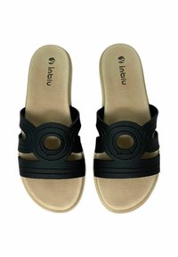 Infradito neri realizzati in materiale morbido, con fori circolari e suole beige testurizzate. Nome del brand "inblu" stampato sul plantare.