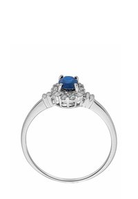 L'anello in argento presenta una gemma blu centrale circondata da un alone di piccole pietre trasparenti, una fascia liscia e un'impostazione a griffe intricata.