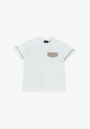 Weißes Kurzarm-T-Shirt für Kleinkinder mit beigem gestreiften Taschen und passendem Besatz an den umgeschlagenen Ärmeln.