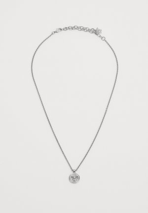 Collier en argent avec une chaîne fine et un pendentif rond présentant un design complexe. La chaîne comprend un petit fermoir d'ajustement.