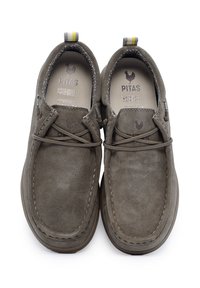 Par de zapatos informales de ante marrón, de tipo slip-on, con puntera redondeada, cordones elásticos y tiradores amarillos a rayas en el talón.