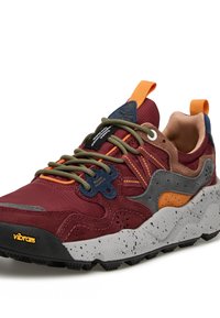 Sneaker multicolore con parte superiore burgundy, suola grigia testurizzata, dettagli arancioni e lacci verdi. Presenta un design robusto e il logo Vibram.