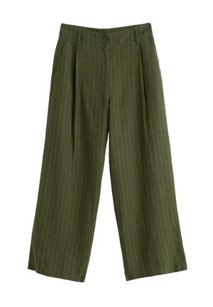 Olivzaļas plaša piegriezuma bikses ar plānām vertikālām baltām svītrām, priekšējām kroku līnijām, sānu kabatām un dubultu pogu jostasvietas aizdari.