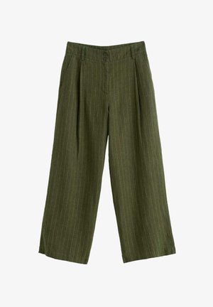Olivzaļas plaša piegriezuma bikses ar plānām vertikālām baltām svītrām, priekšējām kroku līnijām, sānu kabatām un dubultu pogu jostasvietas aizdari.