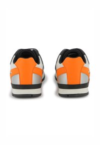 Baskets avec une tige en maille noire, des accents en synthétique orange sur le talon, et un milieu gris, dotées d'une semelle en caoutchouc et d'un col rembourré.