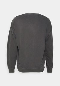 Sweatshirt à manches longues gris foncé avec col rond, poignets et ourlet côtelés, présenté de dos sur un fond gris clair.