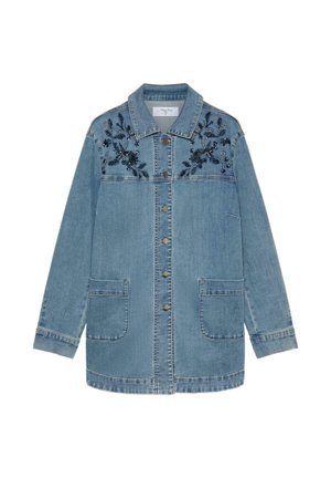 Chaqueta de mezclilla azul claro con bordado floral oscuro en la parte superior del pecho, botones frontales, mangas largas, dos bolsillos delanteros y cuello.