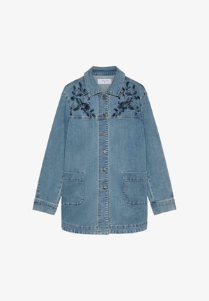 Lichtblauwe spijkerjack met donkere bloemrijke borduursels op de bovenborst, knopen aan de voorkant, lange mouwen, twee voorzakken en een kraag.