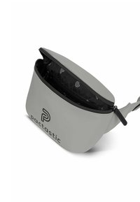 Sac banane gris avec un extérieur lisse, fermeture zippée et doublure noire présentant un motif de logo répétitif. Logo de la marque visible à l'avant.