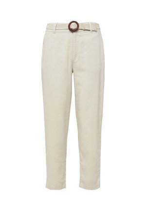 Pantalon en lin beige avec une ceinture tressée et une boucle en bois ronde. Coupe ajustée, jambe fuselée et poches latérales. Texture lisse.