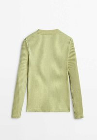 Ribbed long-sleeve top helle vihreänä, jossa on pyöreä kaula-aukko ja tiukka siluetti. Sujuva pinta, jossa on pitkiä hihoja ja helman muoto.