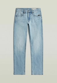 Lichtblauwe jeans met rechte pijpen, vijf zakken, riemlussen en knoopsluiting, plat gelegd op een lichte achtergrond.