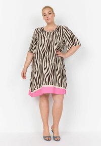 Zebra-gestreiftes Kleid in Braun und Creme mit pinkem Saum, kurzen Ärmeln und lockerer Passform. Glattes Material; knielanges Design.